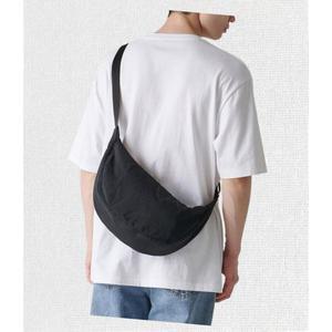 무신사 스탠다드 MUSINSA ANDAR D 크링클 미니 호보 크로스 백 블랙 MMCBG002-BK 594406