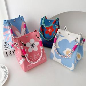 라탄백 여름가방 가벼운 밀짚 왕골 그물 바구니 휴양지 동남아 2025 새로운 니트 핸드백 중공 꽃 대용량 토