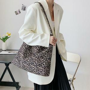 [라일리] Rly 숄더백 여자가방 패브릭 큰 데일리 여름 40대 여성
