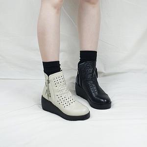 [디아슈즈]아피 태슬 지퍼 펀칭 소가죽 통굽 키높이 앵클부츠 7cm