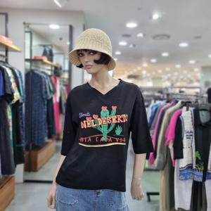 베네통/애플아울렛/마 혼방 레터링 자수 선인장 브이넥 티셔츠/BATSB2531