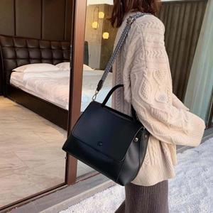 가죽 크로스백(블랙) 데이나 데일리 숄더백