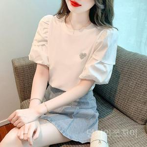 여름 흰색 반팔 티셔츠 여성 의류 2025 새로운 패션 핫 외국 슬림 탑 디자인 감각은 틈새 시장입니다