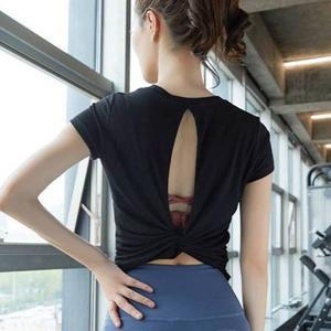 필라테스 폴댄스 요가 다양한 운동 뒷부분의 트임 디테일이 더해져 우아한 뒤태 반팔티 웨어 백트임반팔티