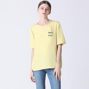 [하프클럽/리스트]새틴 레터링 티셔츠 블라우스
