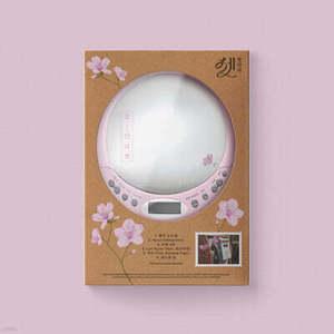 [CD] 아이유 (IU) - EP : 꽃갈피 셋 [CDP ver.][한정반] /CD 플레이어 + AA 건전지 2개 + 전원 케이블 + 유선 이어폰 + 아코디언 가사지 + 꽃갈피 스티커 2종 + 포토카드 3종 + 가로형 스티커 사진 2종 + ...