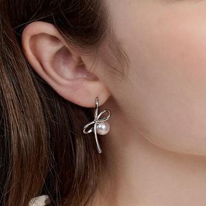 [Hei]백지영,주현영,이유영,박제니,승희 착용]hug pearl ribbon earring