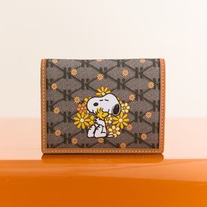 [헤지스](대구신세계)[HOT콜라보][PEANUTS X HAZZYS] 시그니처 패턴 브라운 가죽 스누피 슬림 반지갑 HI...