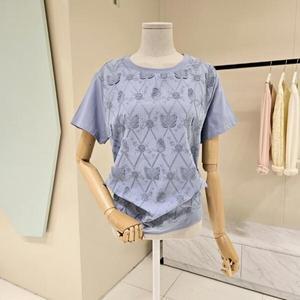 데스틸 D2523BL1471 라운드 나비 디테일 자수 티셔츠