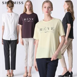 [쉬즈미스(SHESMISS)] 백 스플릿 레터링 블라우스 (택가격:118000원)