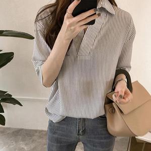 [QNR62Y7Y]스트라이프 7부셔츠 브이넥카라 블라우스 남방