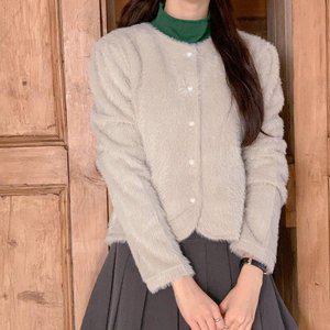 [옷자락]여자 겨울 진주버튼 라운드 페이크퍼 셔링 크롭 가디건_P379036589