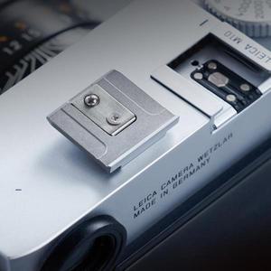 Roadfisher 황동 카메라 핫 슈 커버 보호 캡 라이카 M10 CNC 금속 앤 섀도우 골드 블랙 핀볼 디자인