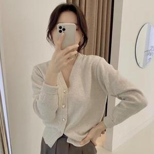 여자 여성 데일리룩 세미크롭가디건 단추 금장 코디