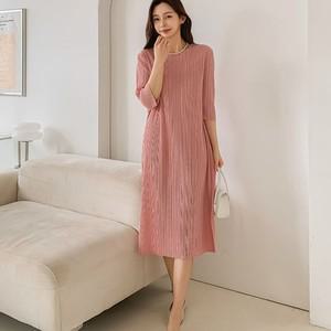[신상오픈런] 주름원단 칠부소매 라운드 통일자 플리츠원피스