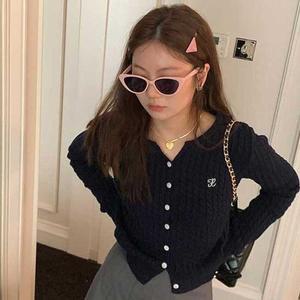 여자 기본 주말 꽈배기 가디건 나들이 데일리 여행 스타일 GvG 버튼 룩