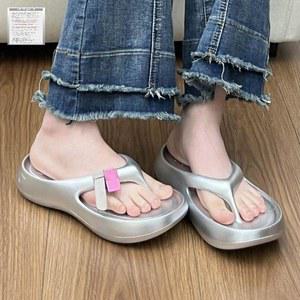 은색 플립플랍 굽있는 조리 실버쪼리