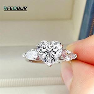 FEOBUR 1/2/3/4캐럿 하트 모양 여성을위한 3 스톤 Moissanite 반지 S925 스털링 실버 약혼 웨딩 밴드 쥬얼