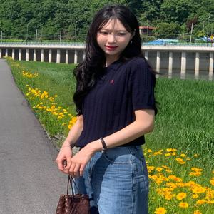헤지스 여성 25SS [시즌오프][아이코닉] 리사이클 폴리 혼방 케이블 반팔 카라 풀오버 네이비 HSSW5BC37N2