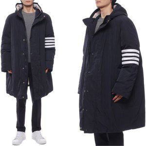 [톰브라운] 24FW 남성 풋볼 사이드라인 다운 롱패딩 (MOD064X 07259 415 24F)