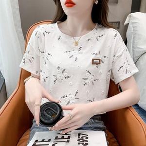 [1+1] [다잇템] 여성 반소매 꽃모양 가죽패치 U넥 흰색 티셔츠