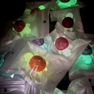 1PC Glow-in-the-Dark 거북이 휴대폰 홀더 미니 소형 수지 디자인 확장 가능 접이식 스탠드 모바일 장치 용
