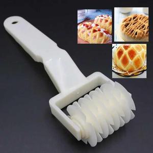 칼 휴대용 피자 롤러 나이프 격자 커터 DIY 제기 플라스틱 당김 그물 페이스트리 빵 휠 파이