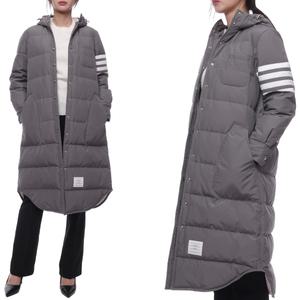 [롯데백화점]톰브라운 24FW 여성 사선 스트라이프 다운 롱패딩 (FOD025X 05222 035 24F)