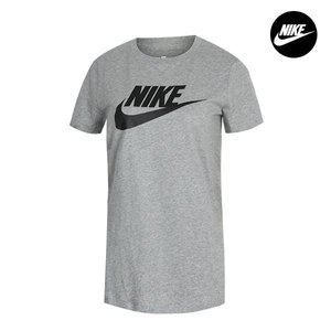 [나이키] NIKE NSW 에센셜 아이콘 퓨추라 여성 반팔티셔츠 그레이 BV6169-063