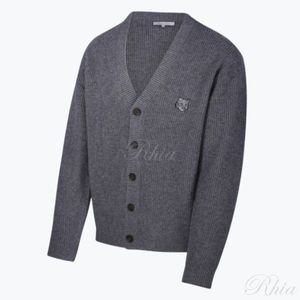 메종키츠네 25SS 볼드 폭스 헤드 패치 컴포트 리브드 가디건 NM00501KT1093 H131 리브