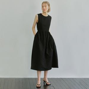 [롯데백화점]아이에이치알 SEERSUCKER SLEEVELESS LONG DRESS / BLACK (I24SSDR001BK)