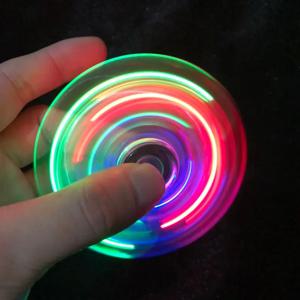 LED 피젯 스피너 손가락 자이로 장난감 - 불빛 스트레스 해소 데스크 장난감, ADHD 불안 증상이 있는 분들을 위한 컬러 조명 베어링 회전