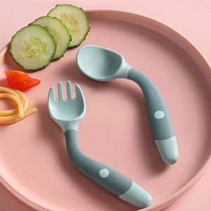 구부릴 수 있는 트위스트 베이비 포크와 스푼 세트 훈련 식기를 먹는 법을 배우십시오. 실리콘 PP 소프트 스푼 소프트 구부릴 수 있음
