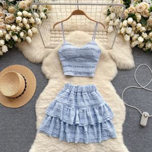 2024 Sweet Ruched 두 조각 세트 V 넥 스트랩 자르기 탑 + 짧은 Pleated 치마 여성 한국어 스타일 세련된 여름 Beachwear 정장