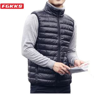 FGKKS 패션 브랜드 남성 다운 조끼 코트 새로운 겨울 캐주얼 민소매 경량 다운 오리 조끼 코트 남성