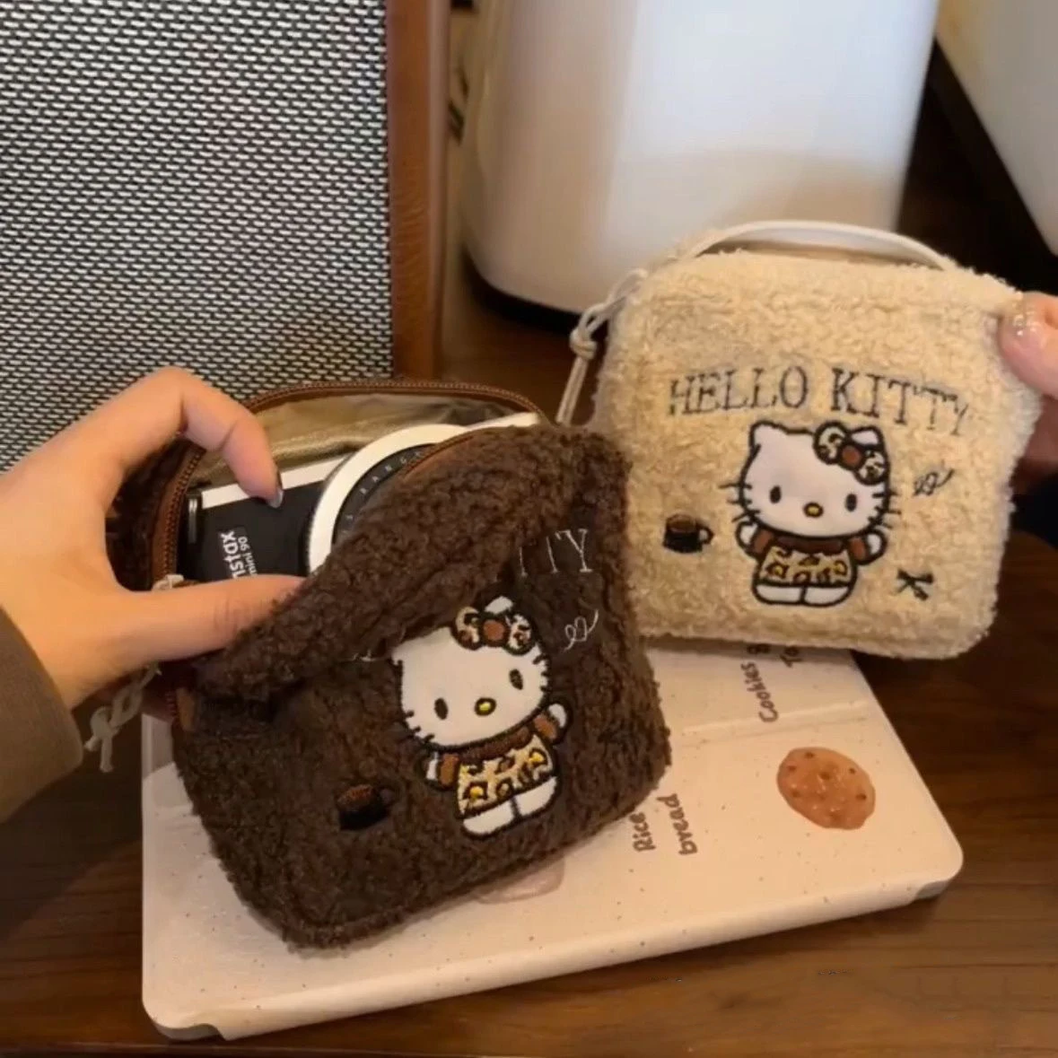 HelloKitty 플러시 폴라로이드 귀여운 휴대용 자수 대용량 메이크업 가방 보관 높은 아름다움 세면 용품 가방