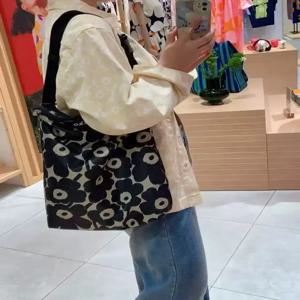 핀란드의 새로운 노르딕 스타일 봄 여름 어깨 가방 대용량 크리 에이 티브 크로스 바디 가방 라이트 럭셔리 틈새 가방