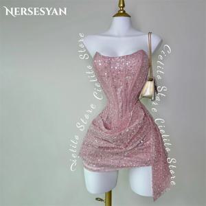 Nersesyan 로즈 레드 반짝이 파티 드레스 저녁 오프 어깨 레이스 Pleats Backless 댄스 파티 드레스 진주 장식 조각 칵테일 드레스