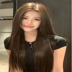 긴 생머리, 중앙으로 갈라진 앞머리, 가볍고 얇고 푹신한 풀헤드 가발이 특징인 합성 가발입니다.