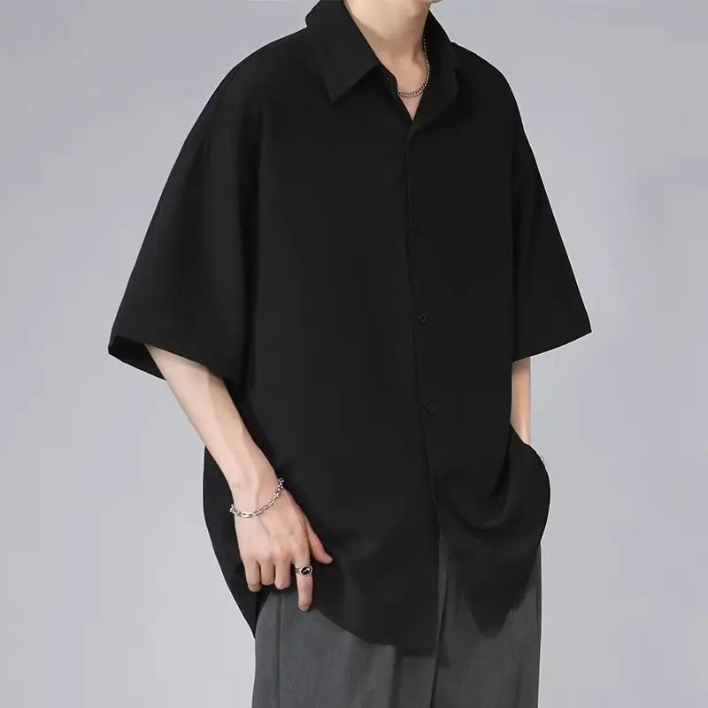 아이스 실크 반소매 셔츠 남성 여름 주름 방지 대형 캐주얼 셔츠 Draped Loose Fit 젊고 트렌디 한 버튼 장식