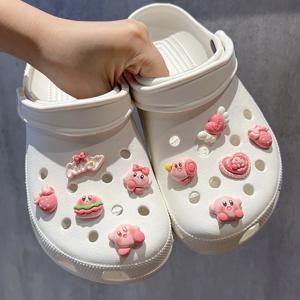 MINISO 귀여운 만화 Sanrio 가족 신발 참 세트 Kuromi Cinnamoroll 멜로디 커비 장식 나막신과 샌들 파티 선물