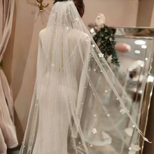 V83 진주 웨딩 베일 3D 꽃 신부 베일 1 계층 신부를위한 빗 긴 웨딩 액세서리와 파란색 부드러운 얇은 명주 그물