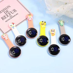 만화 헬로 키티 모델 간호사 의사 시계 실리콘 포켓 LED 시계 여성 병원 의료 배지 릴을위한 다채로운 선물