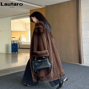 Lautaro 가을 겨울 긴 럭셔리 우아한 세련된 부드러운 두꺼운 따뜻한 갈색 털이 가짜 밍크 모피 코트 여성 브이 넥 푹신한 오버 코트 2024
