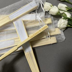 20/50/80 Organza 및 휴대용 파티 웨딩 용품 팬과 선물 가방과 개인화 된 새겨진 흰색 접는 우아한 종이 팬