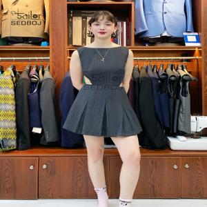 재단사 가게는 우아한 A라인 슬림핏 블랙 스트라이프 울 드레스를 맞춤 제작합니다.