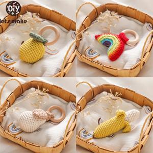 1PC 아기 딸랑이 장난감 크로 셰 뜨개질 레몬/배 노리개 팔찌 나무 Teether 반지 아기 모바일 유모차 유아용 침대 나무 장난감 신생아 선물