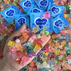 60pcs 어둠 속에서 빛나는 미니 수지 동물 및 버섯 블라인드 가방 요정 정원 장식 마이크로 풍경 생일 선물 서프라이즈