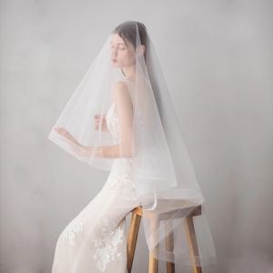 V609 웨딩 드레스를위한 우아한 신부 화이트 베일 한 레이어 Tulle 연필 가장자리 신부 머리 빗으로 손가락 끝 베일