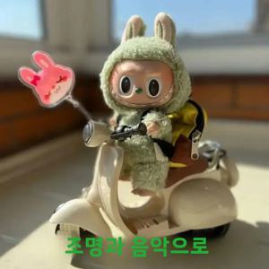 Labubu 인형 미니 전기 오토바이, labubu 인형 액세서리, 재미있는 귀여운 인형 장난감, 조명과 음악, DIY 아이 크리스마스 선물